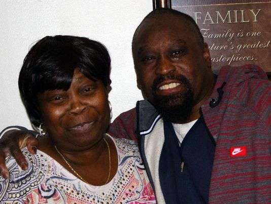 Jermaine Wright con la madre dopo il suo rilascio.