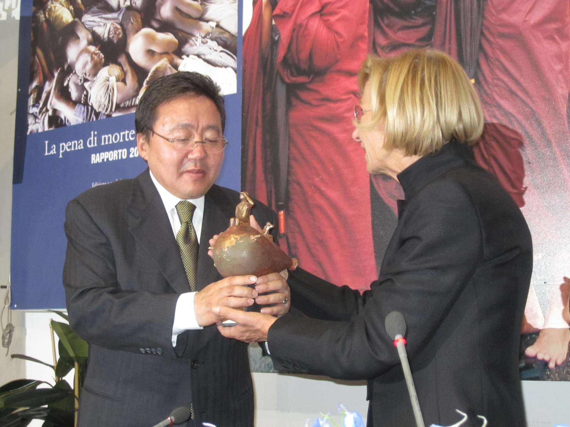 E. Bonino consegna il premio al presidente Elbegdorj