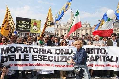 Emma Bonino davanti allo striscione che ha aperto la Marcia