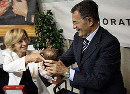 Emma Bonino consegna il Premio "L'Abolizionista dell'Anno 2008" a Romano Prodi